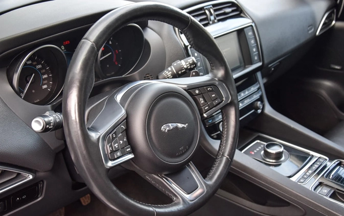 Jaguar F-Pace cena 119000 przebieg: 122588, rok produkcji 2018 z Skwierzyna małe 191